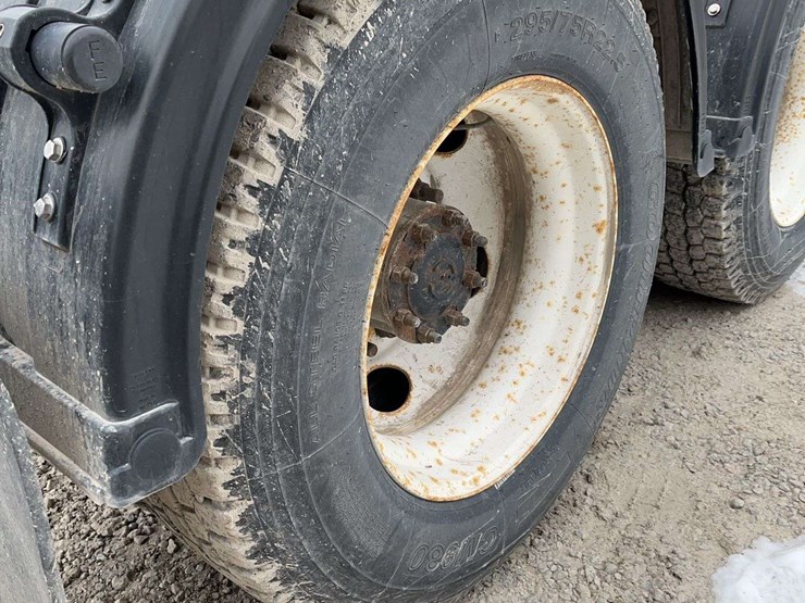 2014-freightliner-cascadia-125-image-28