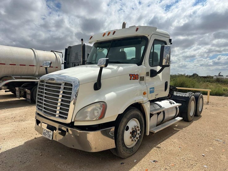 2014-freightliner-cascadia-image-1