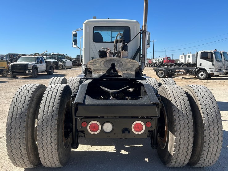 2020-mack-gr64ft-daycab-image-5