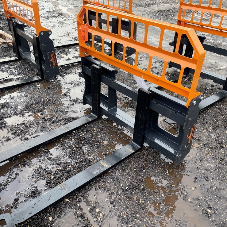 #1171 • Unused, Landhonor Pallet Fork