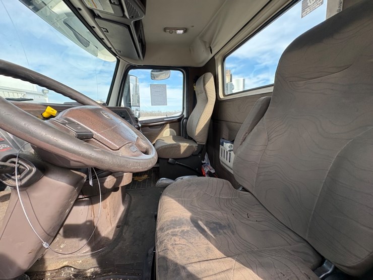 #30707-•-2016-volvo-single-axle-truck-tractor-image-8