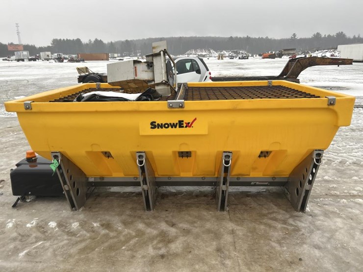 #5004-•-snowex-tailgate-hopper-salt/sand-spreader-image-6