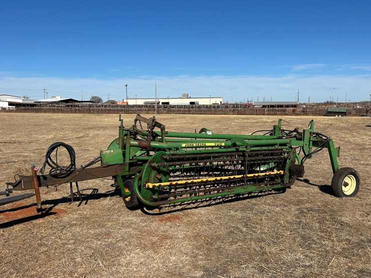 john-deere-700-image-1