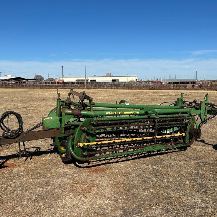 JOHN DEERE 700