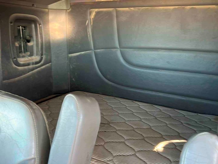 2012-peterbilt-367-image-10