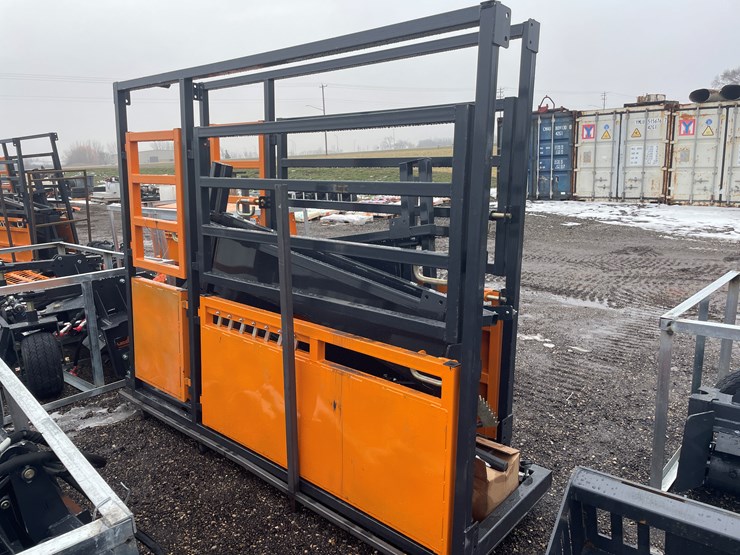 #1162-•-unused,-landhonor-10'-cattle-squeeze-chute-image-4