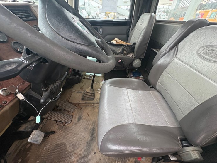 2007-peterbilt-335-image-16