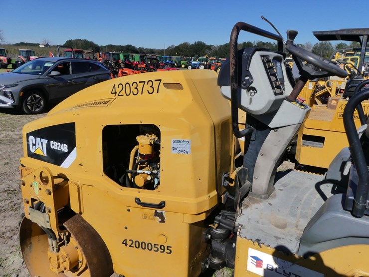 2015-caterpillar-cb24b-image-6