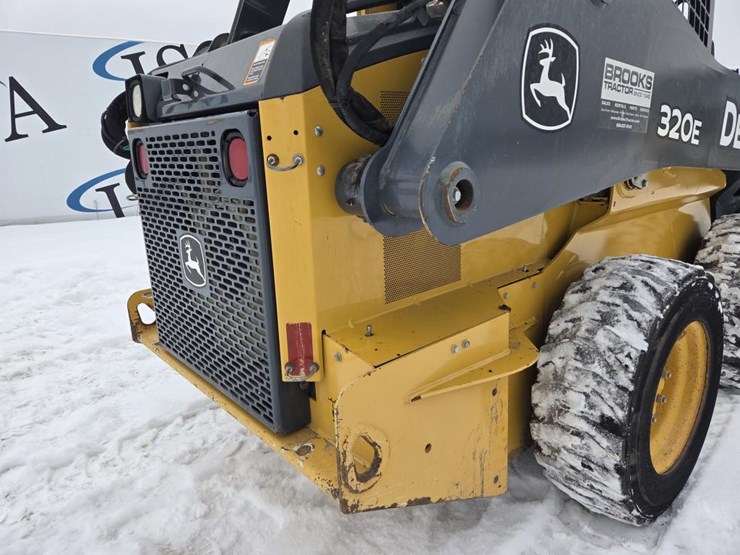 deere-320e-image-16