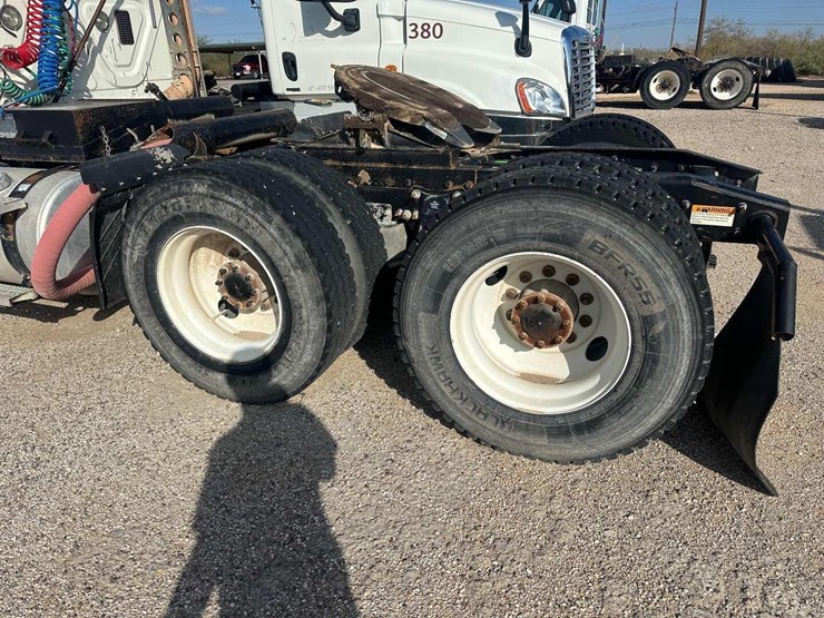 2014-freightliner-cascadia-image-6