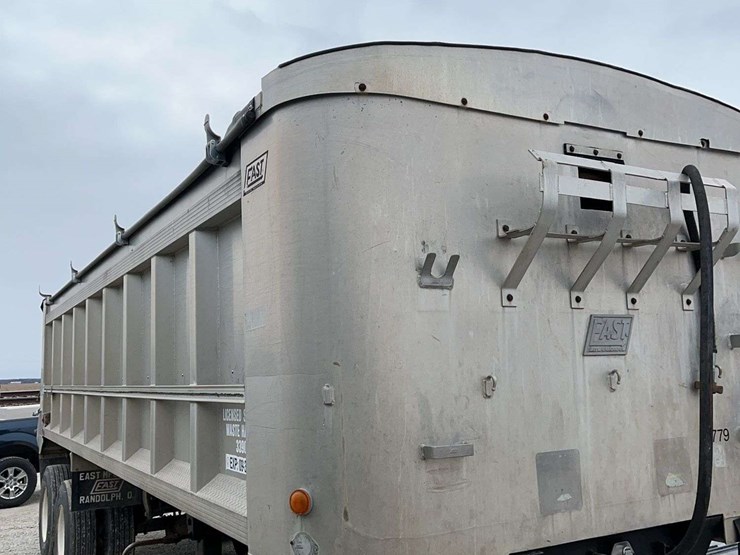 1990-east-28ft-dump-trailer,-new-hoist,-like-new-tires,-and-newer-tarp,-newer-tarp-bows,-good-liner,-really-good-shape-for-the-year,-good-shape,-just-downsizing-image-3