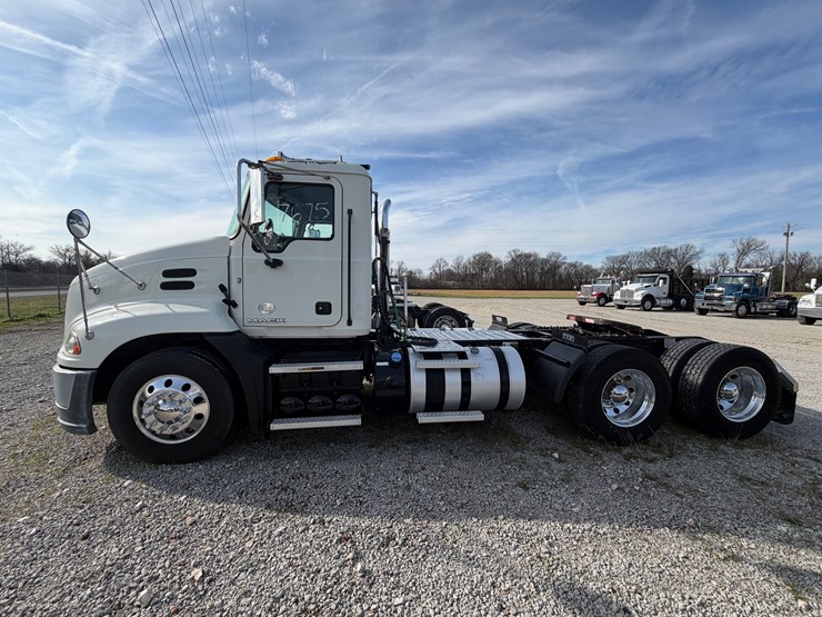 2016-mack-pinnacle-cxu613-image-4