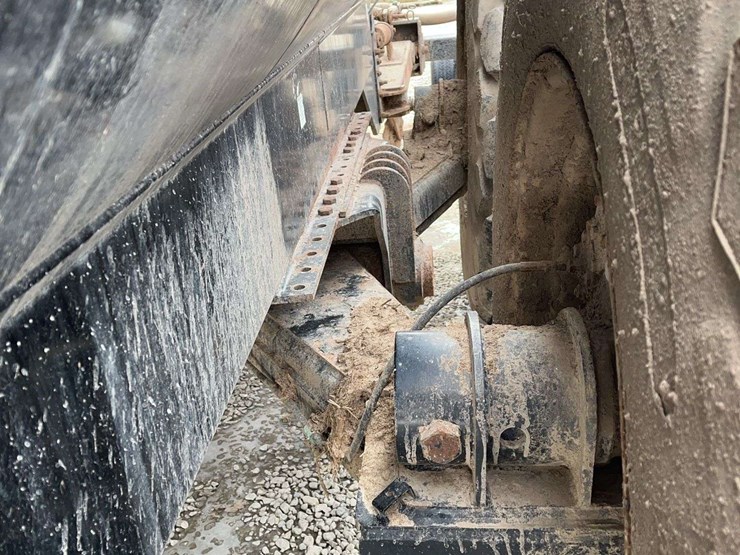 balzer-manure-tank-with-raven-computer-control,-for-knifing-in-manure,-6800-gallon-tank,-hydraulic-pump,-no-pto-image-16