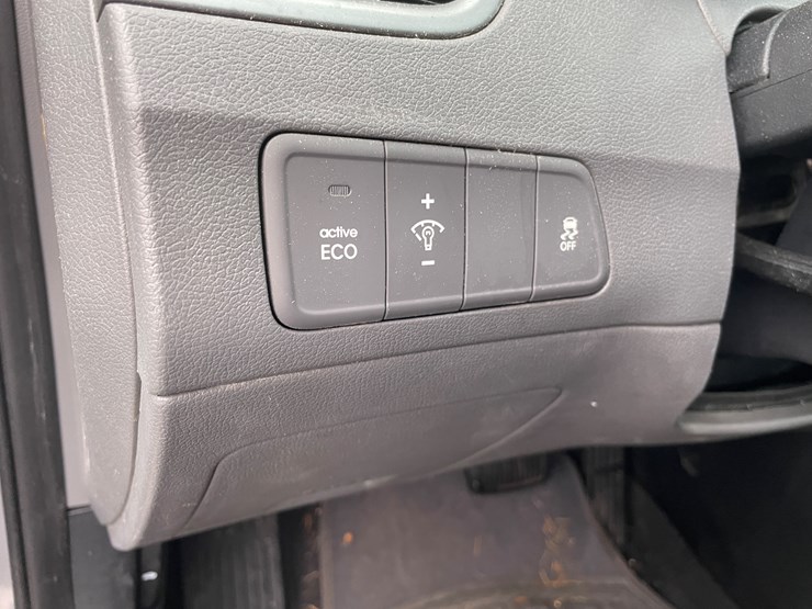 #1048-•-2015-hyundai-elantra-sedan-(has-wi-title)-image-22