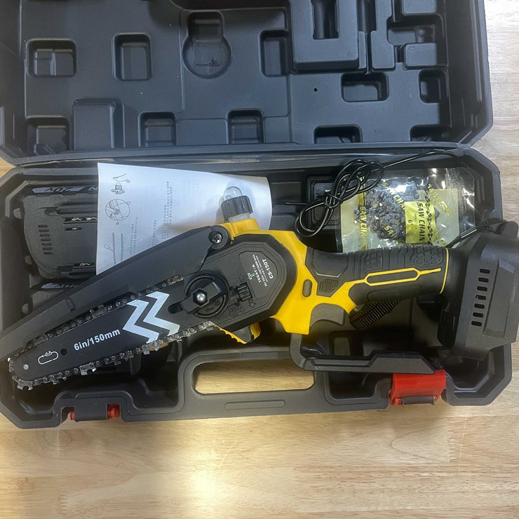 #2040 • DeWalt Style 20V Mini Cordless Chainsaw Kit With (2) Batteries, Charger, and Case (PR12)