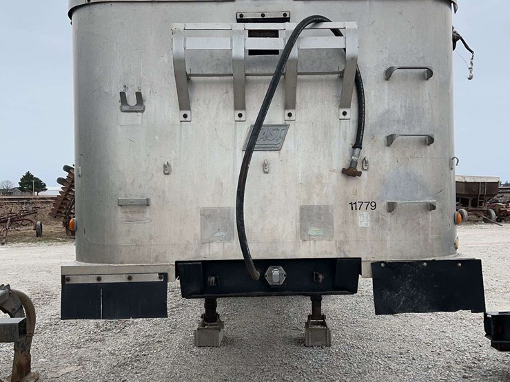 1990-east-28ft-dump-trailer,-new-hoist,-like-new-tires,-and-newer-tarp,-newer-tarp-bows,-good-liner,-really-good-shape-for-the-year,-good-shape,-just-downsizing-image-2