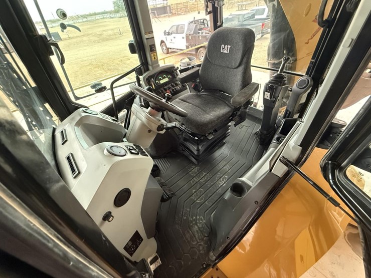 2018-caterpillar-420f2-image-18