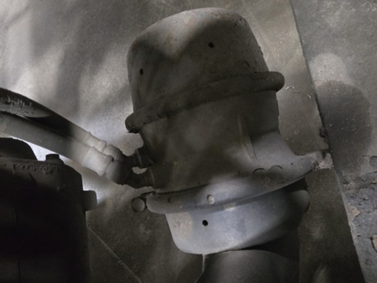 #2298-•-2015-freightliner-cascadia-day-cab-truck-tractor-image-39