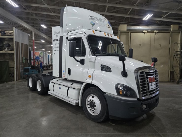#2298-•-2015-freightliner-cascadia-day-cab-truck-tractor-image-7