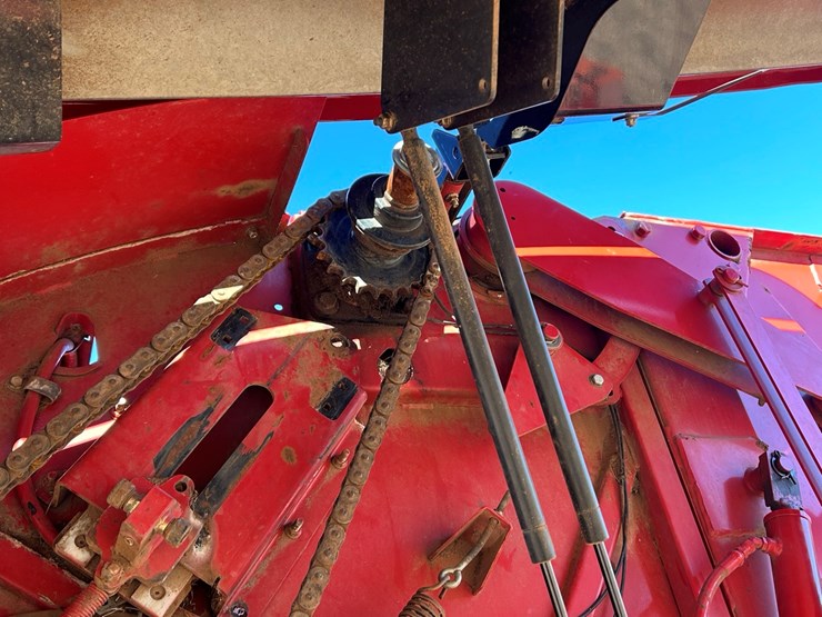 #87-•-2015-new-holland-rb560-image-11