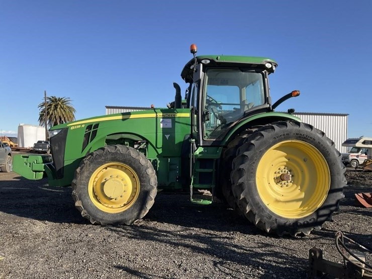 john-deere-8235r-image-2