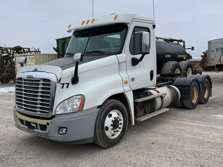 2014-freightliner-cascadia-125-image-1