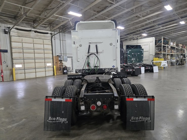 #2298-•-2015-freightliner-cascadia-day-cab-truck-tractor-image-4