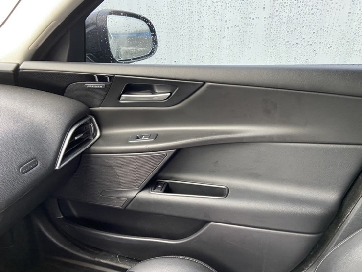 2017-jaguar-xe-25t-sedan-image-20