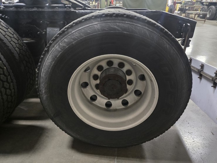 #2295-•-2016-freightliner-cascadia-day-cab-truck-tractor-image-77