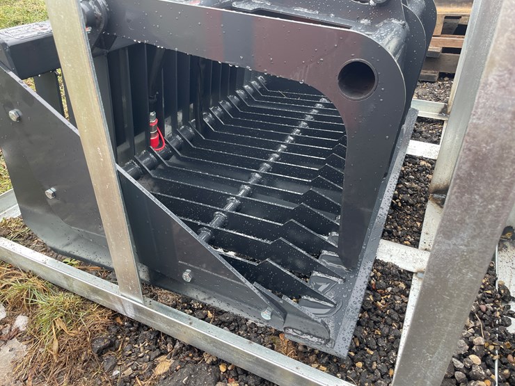 #1166-•-unused,-landhonor-mini-skidsteer-grapple-bucket-image-4