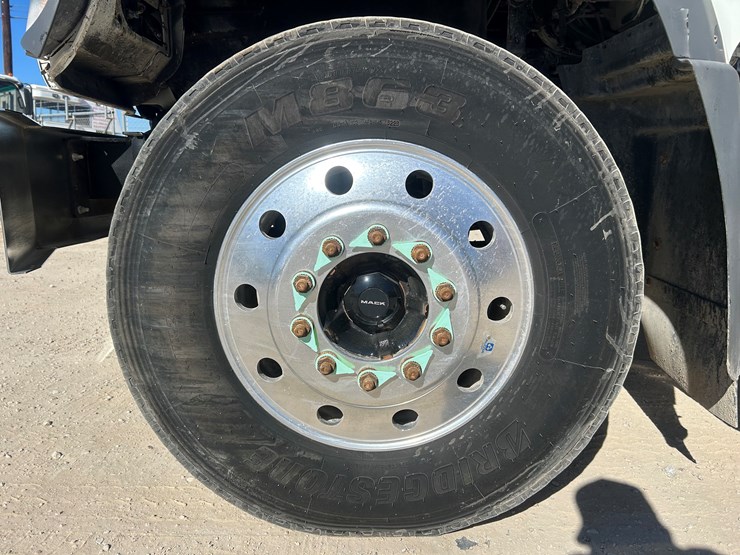 2020-mack-gr64ft-daycab-image-9