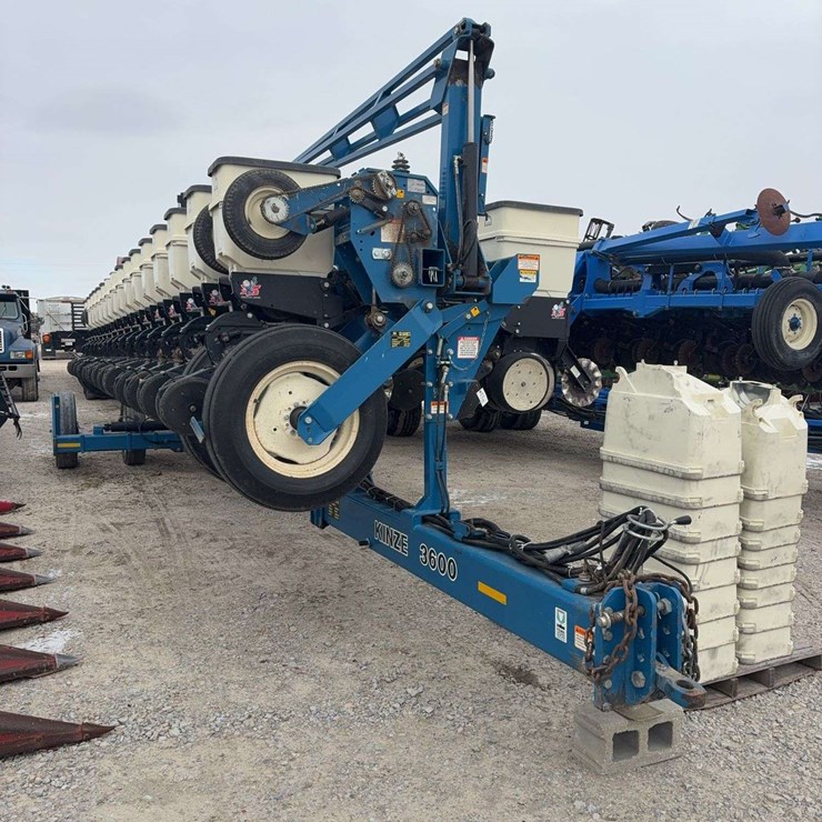 2008 Kinze 16/31 planter 30"/15", corn and soybean meters, with box extensions for soybeans, 16 extra boxes for corn, ground drive, farmer is retiring