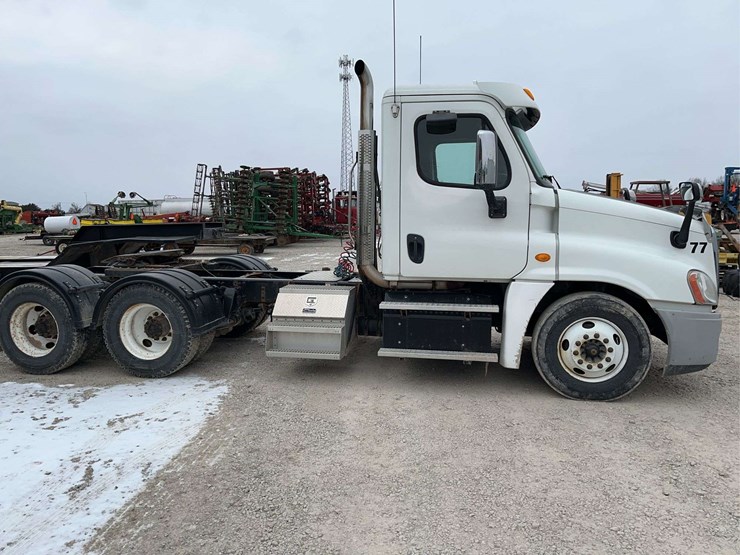 2014-freightliner-cascadia-125-image-5