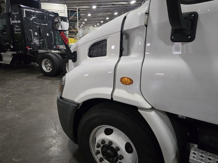 #2298-•-2015-freightliner-cascadia-day-cab-truck-tractor-image-16