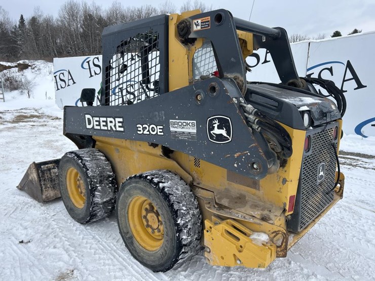 deere-320e-image-3