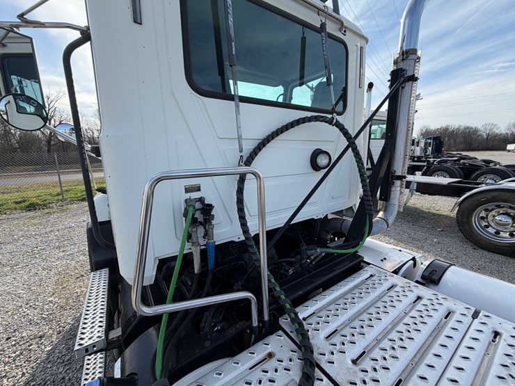 2016-mack-pinnacle-cxu613-image-7