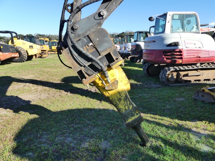 2012-volvo-bl70b-image-6