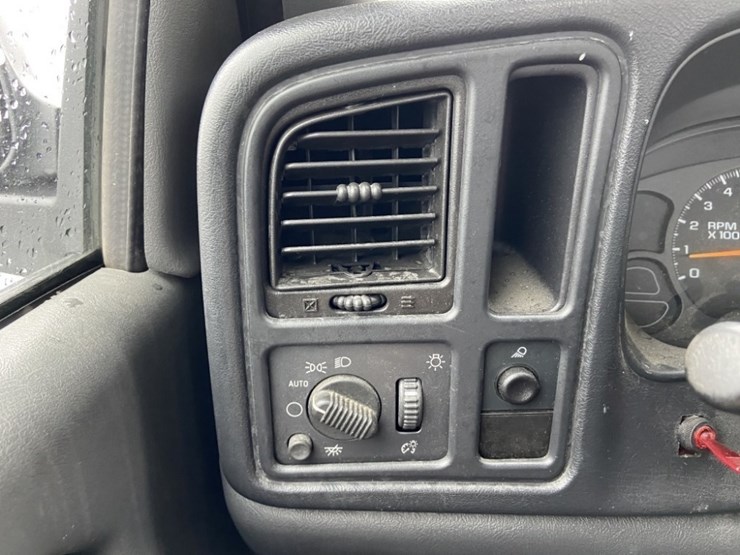 2004-chevrolet-silverado-4x4-pickup-image-28