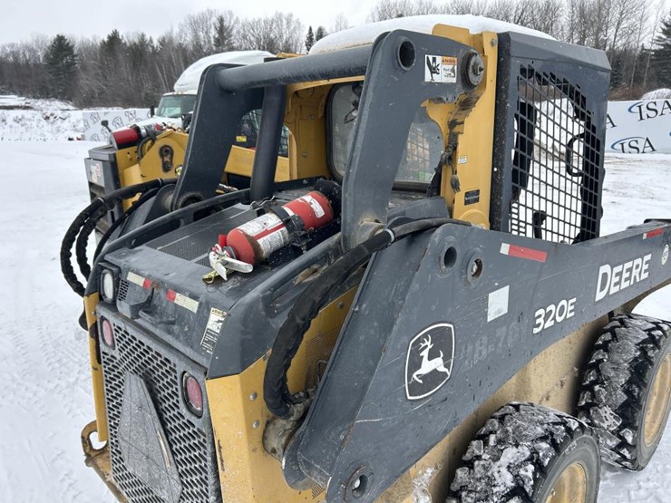 deere-320e-image-27