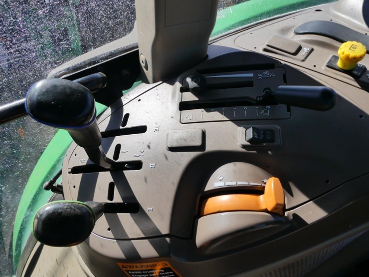 2015-john-deere-6105e-image-15