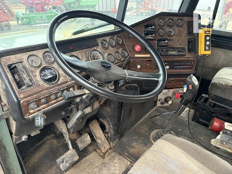 1992-freightliner-fld120-image-18