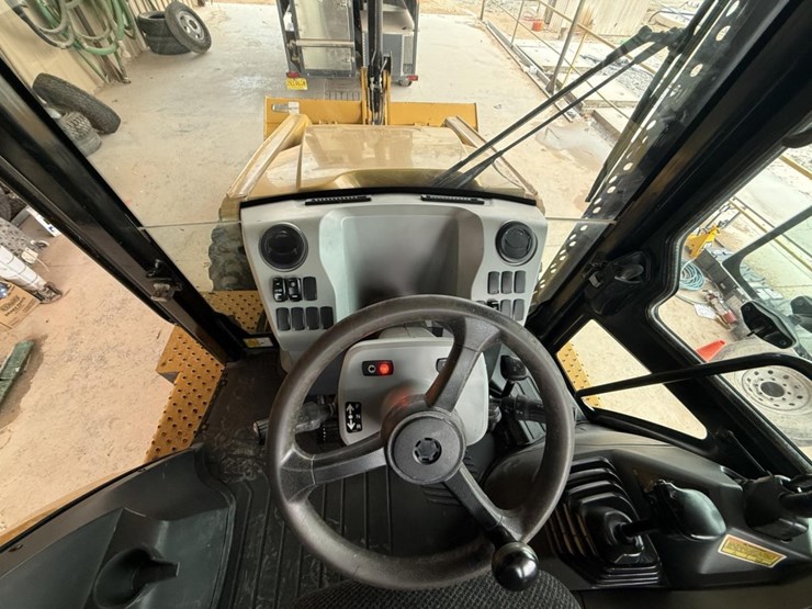 2018-caterpillar-420f2-image-19