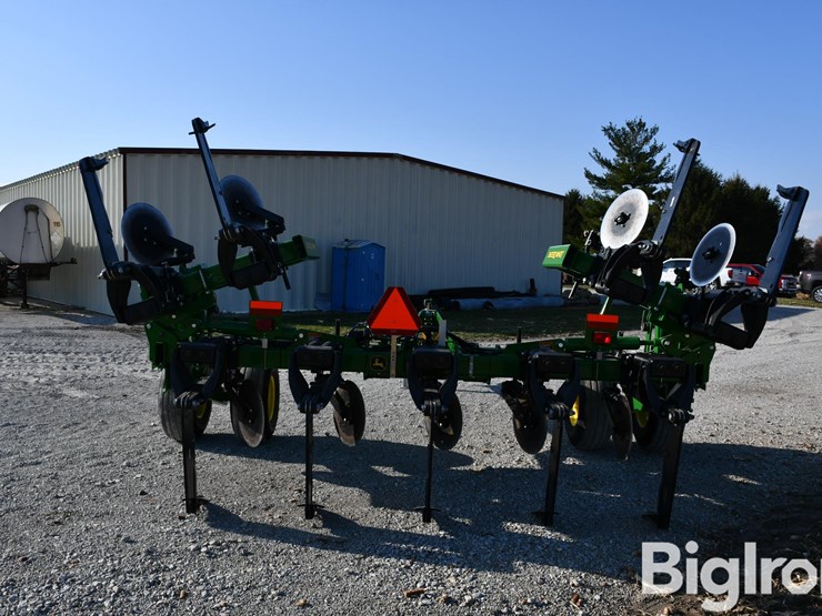 2024-john-deere-2100-image-6