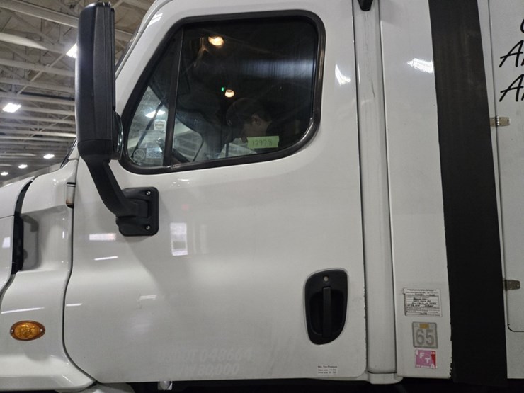 #2298-•-2015-freightliner-cascadia-day-cab-truck-tractor-image-19