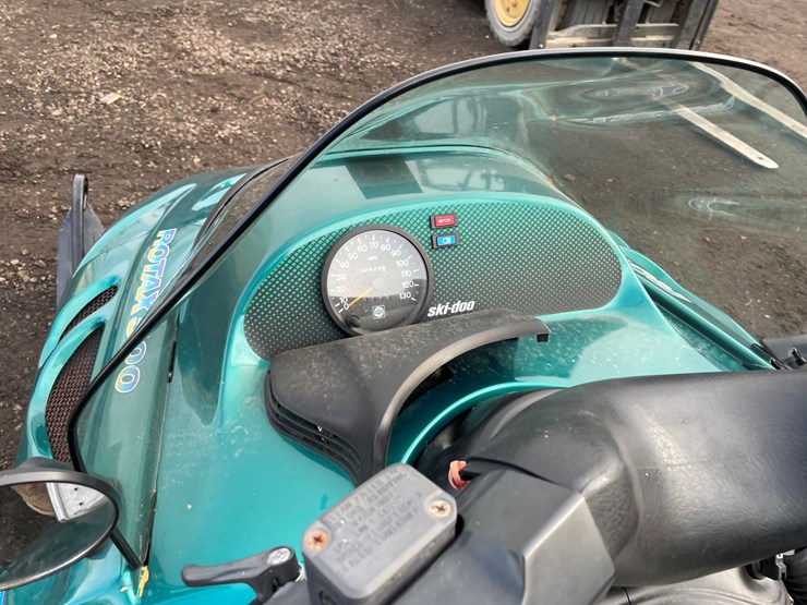 #1044-•-1996-ski-doo-touring-sle500-snowmobile-image-8