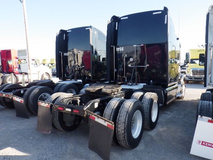 2017-peterbilt-587-image-12
