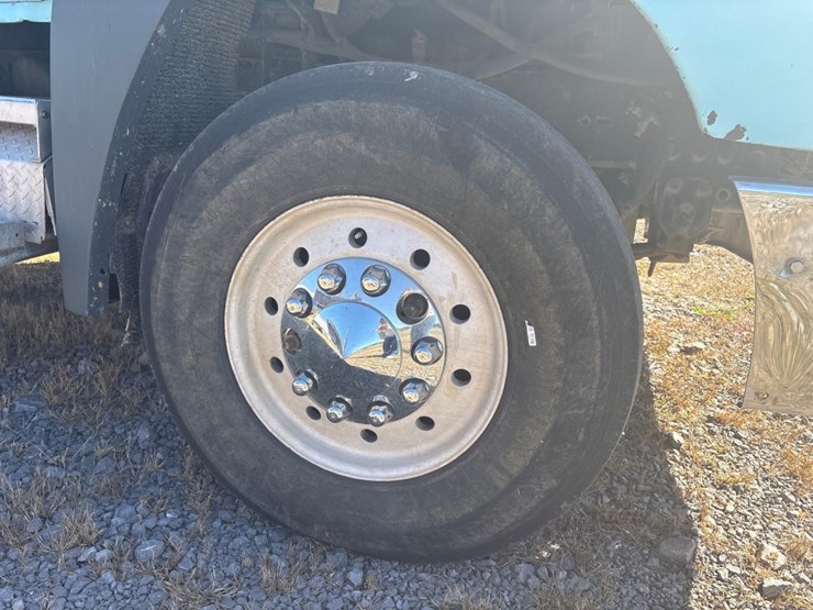 1993-freightliner-fld120-image-9