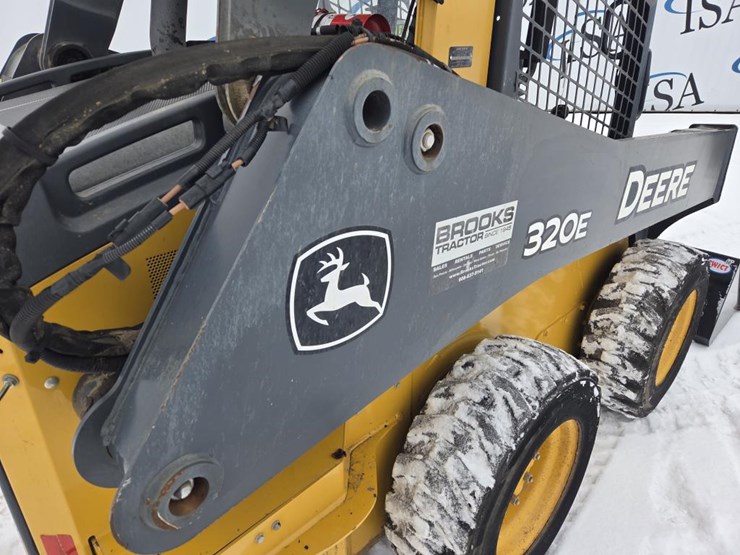 deere-320e-image-15