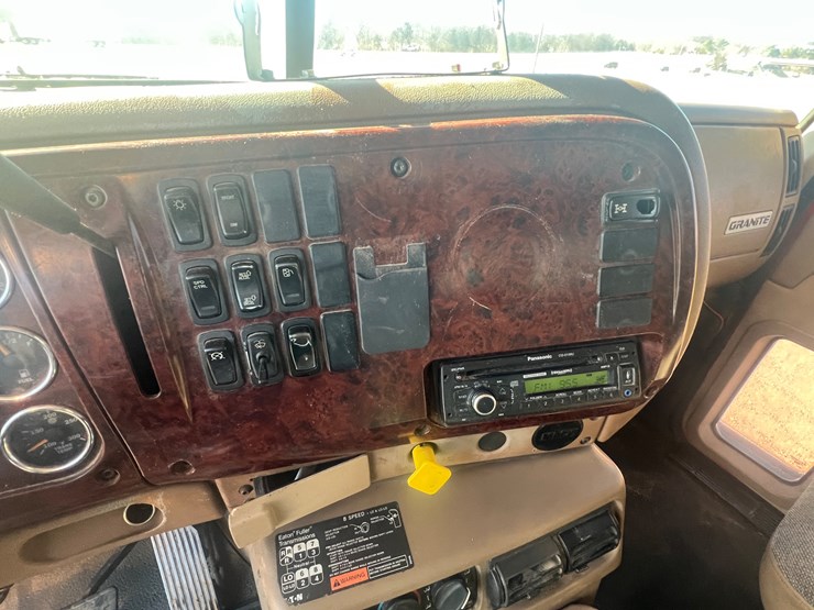 2004-mack-granite-cv713-image-25