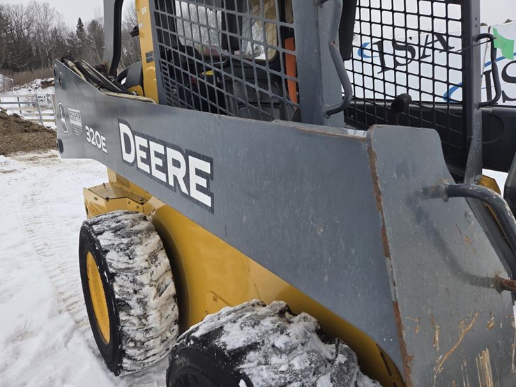 deere-320e-image-14